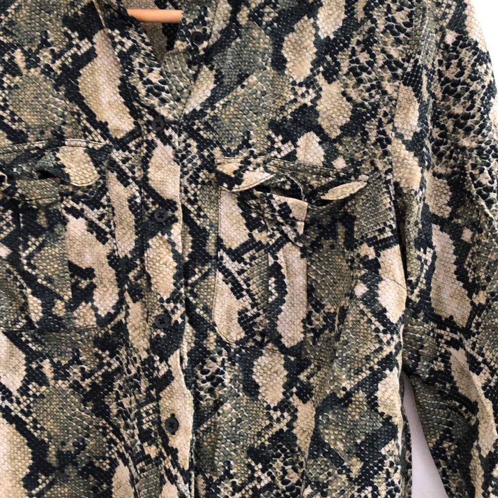 Snake print button down top - Picture 3 of 6